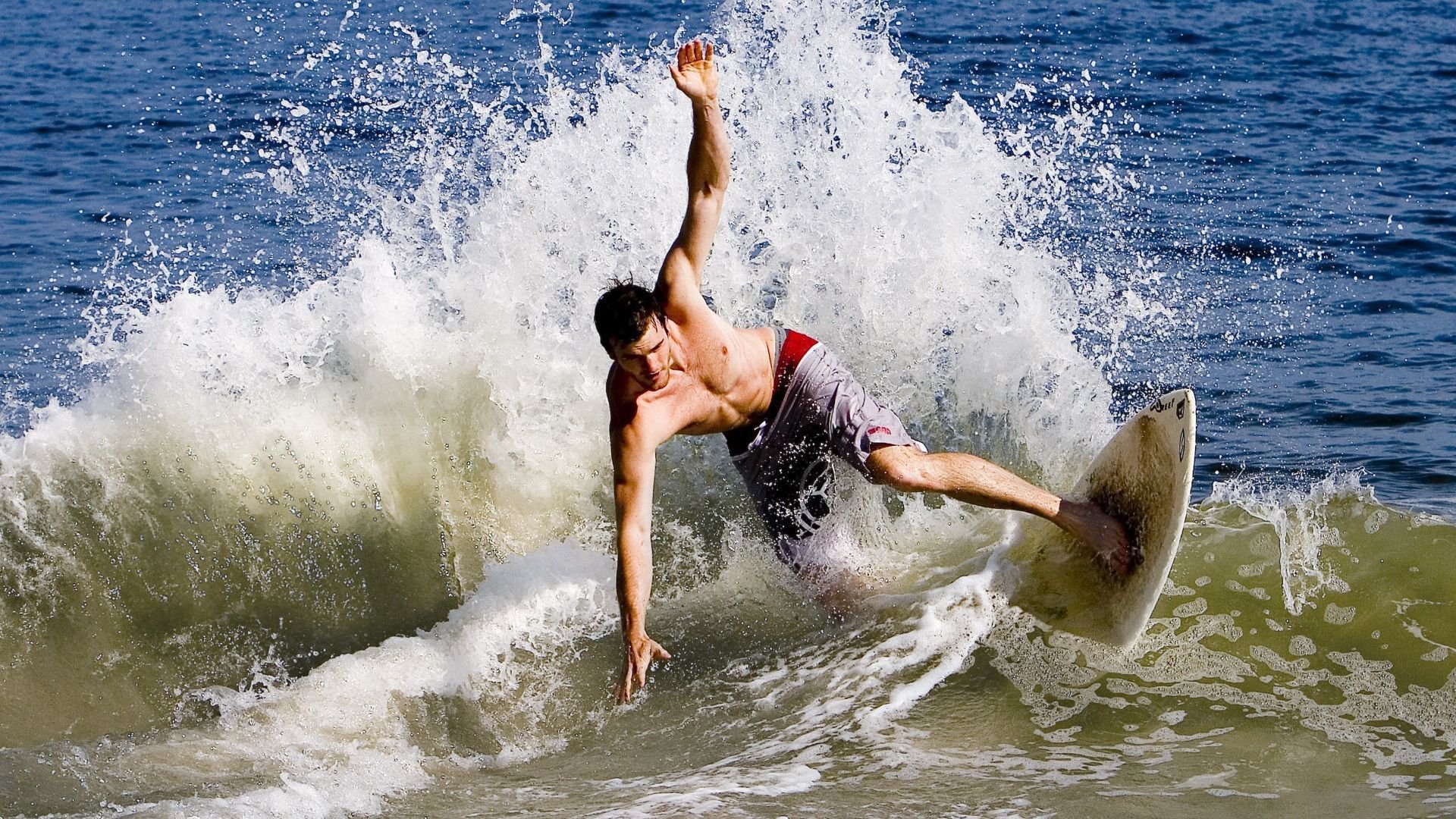 “萨尔·巴赫在南非国家队的首秀：展现非凡潜力”